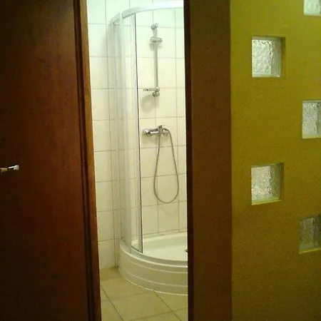 Schronisko Mlodziezowe Malgosia אכסניה Lazy (Krakow)